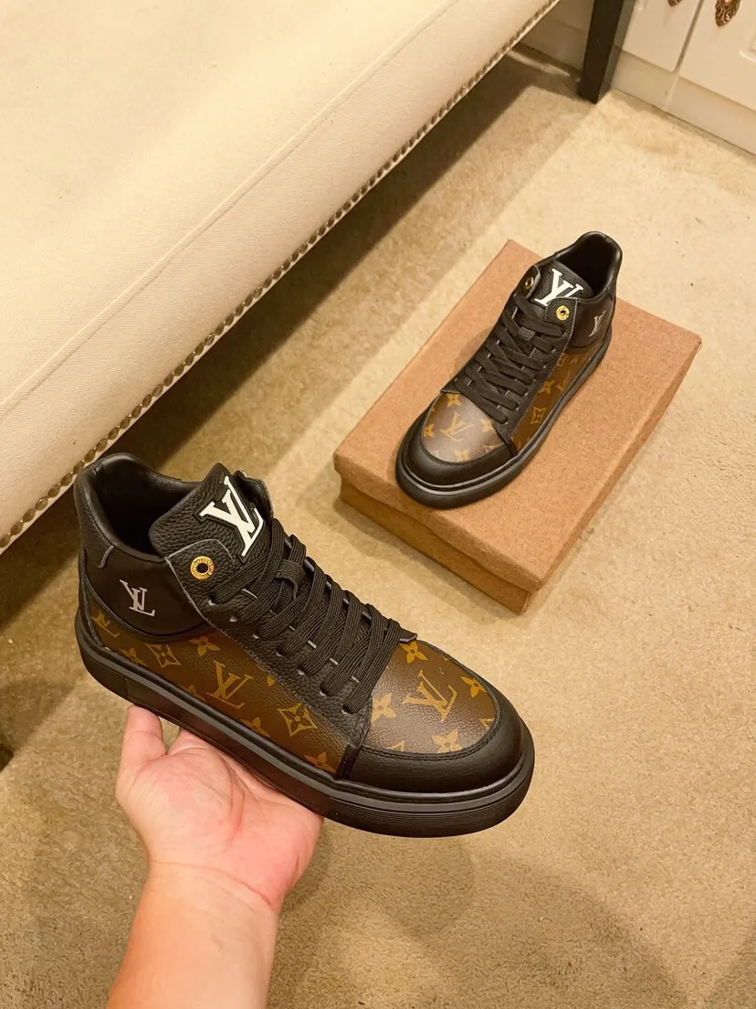 Factory price 460 [LV] Louis Vuitton's latest high-top casual Korean-style men's shoes, brand new autumn and winter design, perfect workmanship, cabinet quality, upper: cowhide material, leather lining; soft and comfortable, rubber outsole super light, wear-resistant, simple, versatile fashion men's shoes, color optional, size 38--44